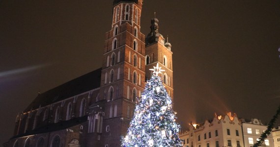 Kraków rozświetliły dziś świąteczne iluminacje. Na Rynku Głównym zapalono światełka na największej i najpiękniejszej choince w mieście. W świąteczny nastrój wprowadził wszystkich zespół Enej, który wystąpił na scenie głównej targów bożonarodzeniowych.