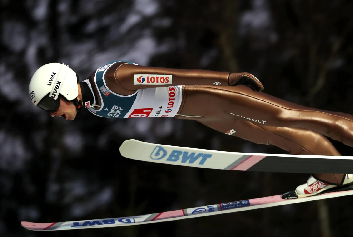 Piotr Żyła na podium konkursu Pucharu Świata w skokach narciarskich w Niżnym Tagile. Polak zajął drugie miejsce. Zwyciężył Norweg Johann Andre Forfang.