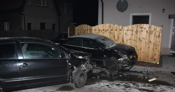 Do 5 lat więzienia grozi mężczyźnie, który w nocy uciekał przed policją w Gliwicach. Mężczyzna nie zatrzymał się do kontroli, bo nie ma prawa jazdy. Uciekając w Knurowie rozbił swoje auto i dwa inne. 