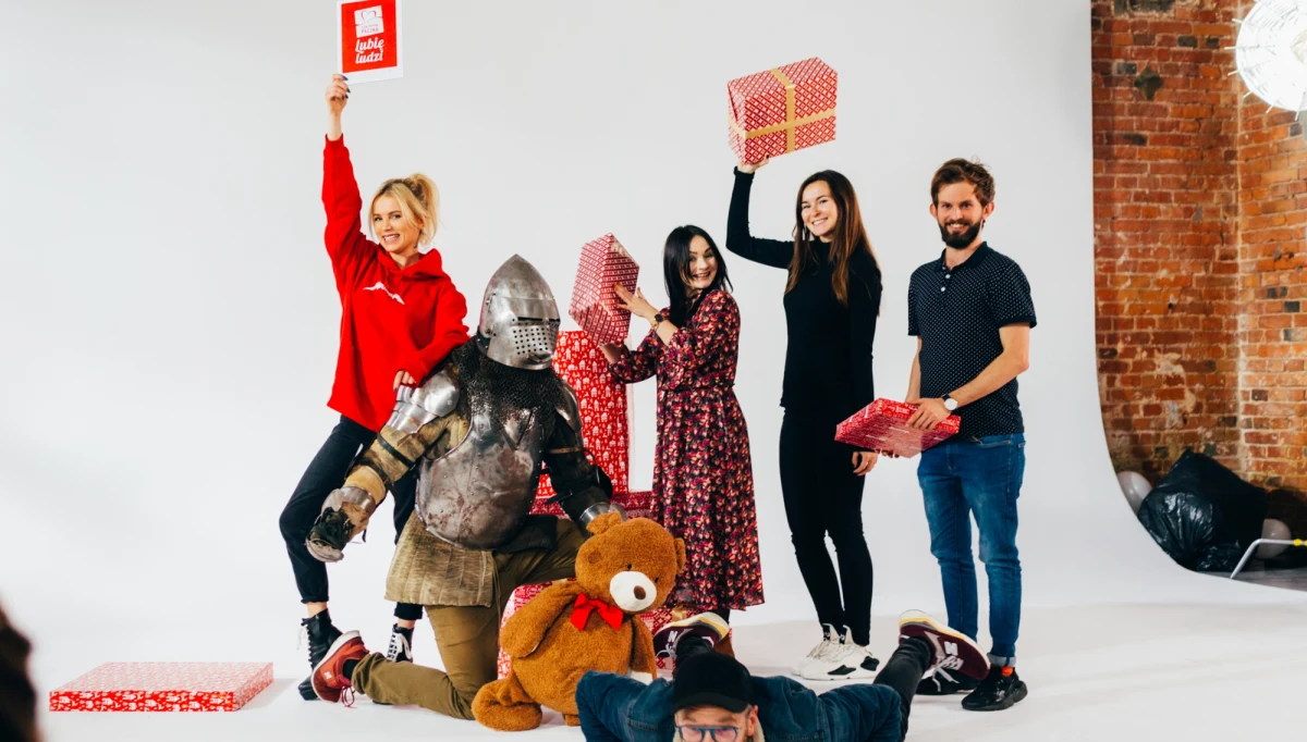 ​Co robi Maffashion w składzie węgla? Paczkę! Julia Kuczyńska, jedna z najbardziej wpływowych osobistości polskiego internetu, od kilku lat na przełomie listopada i grudnia skrzykuje swoich przyjaciół, by wspólnie zrobić coś szlachetnego.