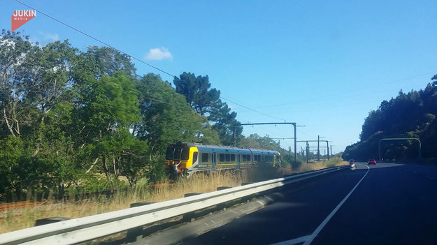 Para pędziła autostradą w Nowej Zelandii, gdy nagle zobaczyli taki widok. Dwójka nastolatków jechała pociągiem na gapę.