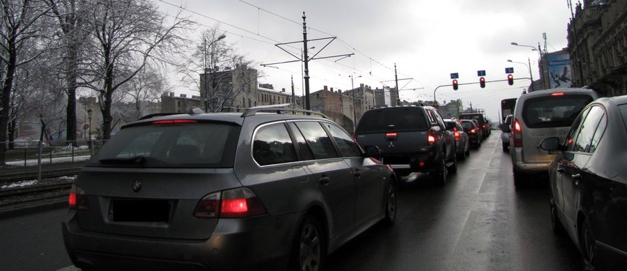 Komunikacyjny paraliż na obwodnicy Krakowa. Na jezdni w kierunku Katowic rano utworzył się korek o długości kilkunastu kilometrów. Policja blokowała ruch, by autostradą A4 mogły przejechać kolumny z delegatami na szczyt klimatyczny w Katowicach.