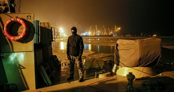 Adwokat jednego z ukraińskich marynarzy zatrzymanych niedawno przez Rosjan na Morzu Czarnym, Nikołaj Połozow, poinformował w poniedziałek, że zatrzymanym przedstawiono zarzuty. Dotyczą nielegalnego przekroczenia granicy Federacji Rosyjskiej. Połozow wyjaśnił, że zarzuty przedstawiono marynarzom od razu po decyzji sądu o umieszczeniu ich w areszcie. Doniesienia o przedstawieniu zarzutów pojawiły się w mediach w Rosji w zeszłym tygodniu, ale później je dementowano. Marynarze znajdowali się wtedy na anektowanym Krymie, skąd zostali przewiezieni do aresztów śledczych w Moskwie.