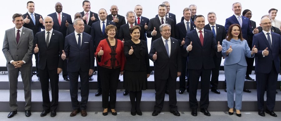 11 listopada w setną rocznicę odzyskania przez Polskę niepodległości światowi przywódcy świętowali zakończenie I Wojny Światowej w Paryżu. Oficjalnych gości zagranicznych zatem w Polsce nie było. Władze zapewniały, że świadomie ich na 11 listopada nie zapraszano, bo i tak pojawią się w Polsce na szczycie Klimatycznym w Katowicach. szczyt właśnie się zaczął, światowi przywódcy rzeczywiście przyjechali, choć niezupełnie ci, o których myśleliśmy.