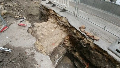 Wyjątkowe odkrycie w Krakowie. Archeolodzy odsłonili nowy fragment muru obronnego Kazimierza