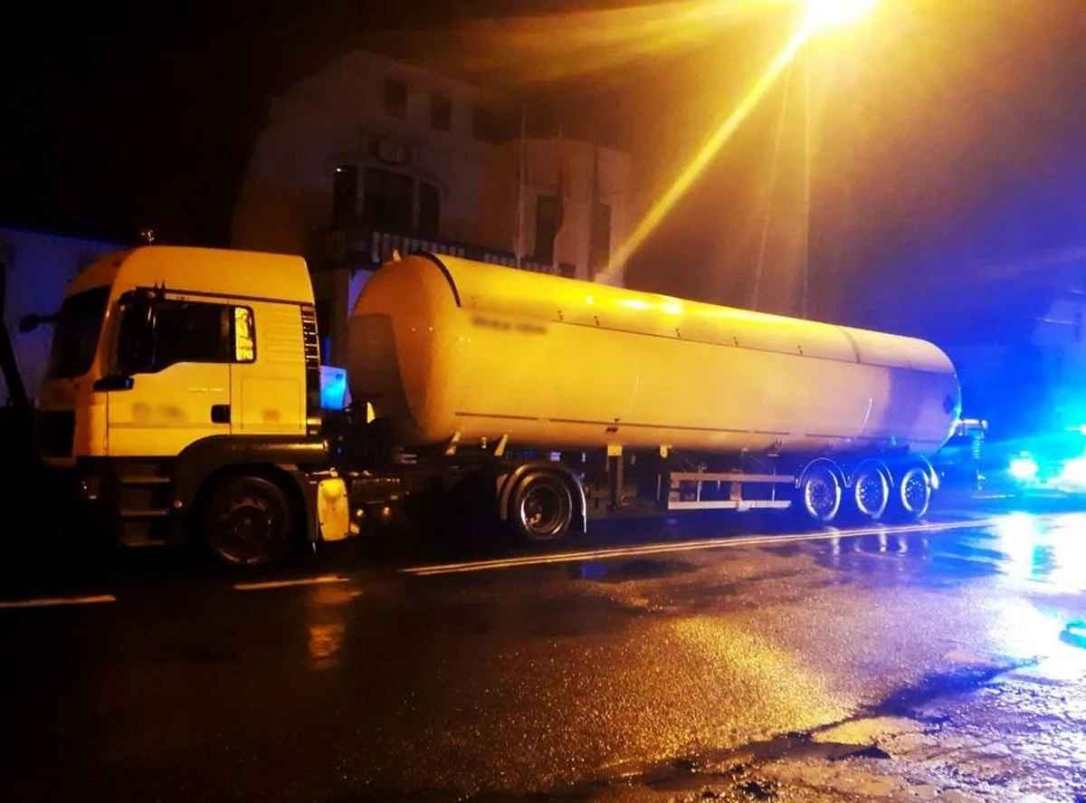 Ponad 3 promile alkoholu w organizmie miał kierowca cysterny, którego minionej nocy zatrzymali policjanci na jednej z ulic Świebodzina. Był tak pijany, że miał problem z wyjściem z kabiny pojazdu. Przewoził 22 tony gazu lpg. 