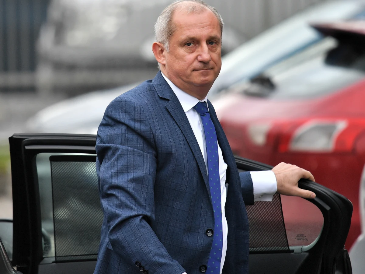 Szef klubu PO Sławomir Neumann stawił się w poniedziałek na przesłuchanie w prokuraturze w Jeleniej Górze. Posłowi PO został postawiony zarzut przekroczenia uprawnień w sprawie nieprawidłowości przy kontraktowaniu usług medycznych z zakresu okulistyki w mazowieckim NFZ w 2013 roku. Poseł nie przyznał się do winy.