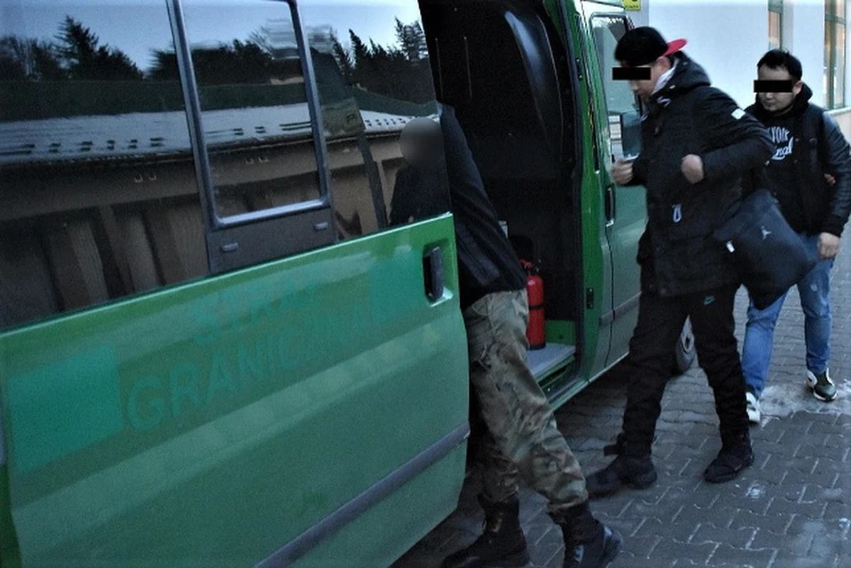 Imigranci z Mongolii zostali zatrzymani na granicy w Bieszczadach. To 5-osobowa grupa, która pieszo przekroczyła granicę w okolicach Bandrowa. Zatrzymano także czterech organizatorów nielegalnego procederu - obywateli Francji, Holandii oraz Mongolii. 