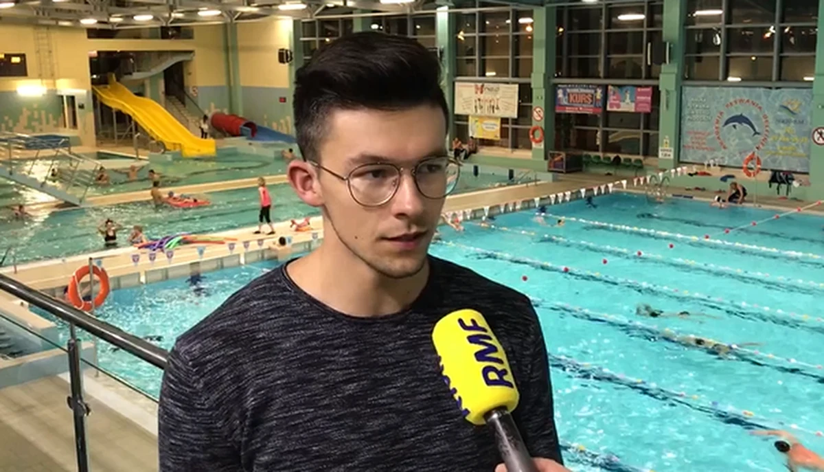 Jest mistrzem świata juniorów, podwójnym wicemistrzem świata juniorów i brązowym medalistą juniorskiego czempionatu. Na co dzień mieszka i trenuje w Ostrołęce, a treningi z powodzeniem łączy z nauką. Na studia chce wyjechać do Stanów Zjednoczonych, ale liczy też na starty w kolejnych zawodach ratowników, jednak już jako senior. Hubert Nakielski opowiedział nam, jak zdobywa się medale mistrzostw świata oraz o tym, jak trudną dyscypliną jest sportowe ratownictwo wodne.