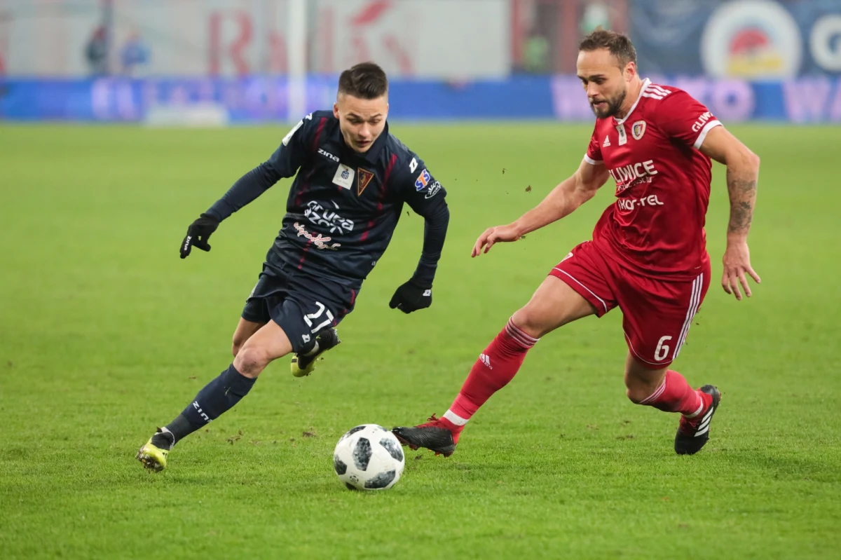 Piast Gliwice - po bardzo dobrym meczu w swoim wykonaniu - pokonał Pogoń Szczecin 3:0 w meczu 17. kolejki piłkarskiej Ekstraklasy. Bohaterem spotkania okazał się doświadczony Tomasz Jodłowiec, który dwukrotnie pokonał golkipera rywali! Taka sztuka udała mu się w Ekstraklasie po raz pierwszy. Do ciekawej sytuacji doszło w końcówce meczu, kiedy bramkarz Pogoni Łukasz Załuska obejrzał czerwoną kartkę i między słupkami musiał zastąpić go... nominalny napastnik.