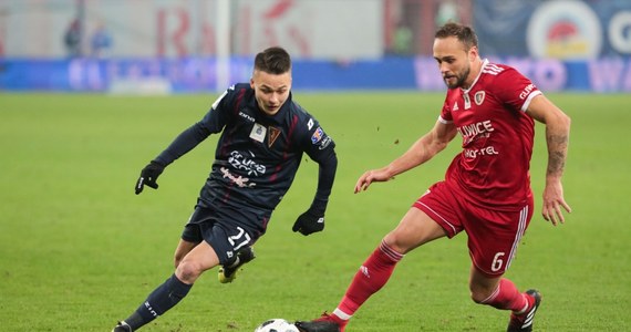 Piast Gliwice - po bardzo dobrym meczu w swoim wykonaniu - pokonał Pogoń Szczecin 3:0 w meczu 17. kolejki piłkarskiej Ekstraklasy. Bohaterem spotkania okazał się doświadczony Tomasz Jodłowiec, który dwukrotnie pokonał golkipera rywali! Taka sztuka udała mu się w Ekstraklasie po raz pierwszy. Do ciekawej sytuacji doszło w końcówce meczu, kiedy bramkarz Pogoni Łukasz Załuska obejrzał czerwoną kartkę i między słupkami musiał zastąpić go... nominalny napastnik.