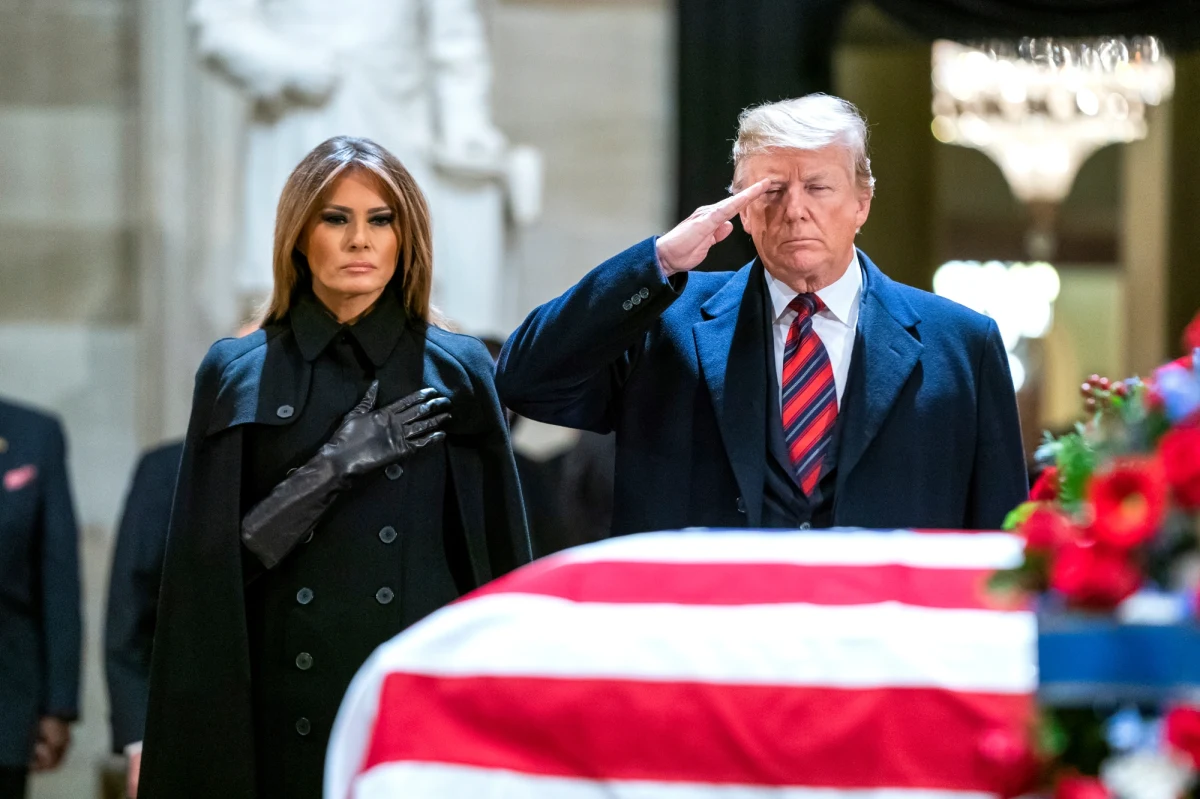 Prezydent Donald Trump i Pierwsza Dama Melania Trump złożyli na Kapitolu hołd zmarłemu 41 prezydentowi USA George'owi H.W. Bushowi. Uroczystość poświęcona pamięci zmarłego prezydenta, z udziałem kilkuset osób, odbyła się też w Houston, w Teksasie.