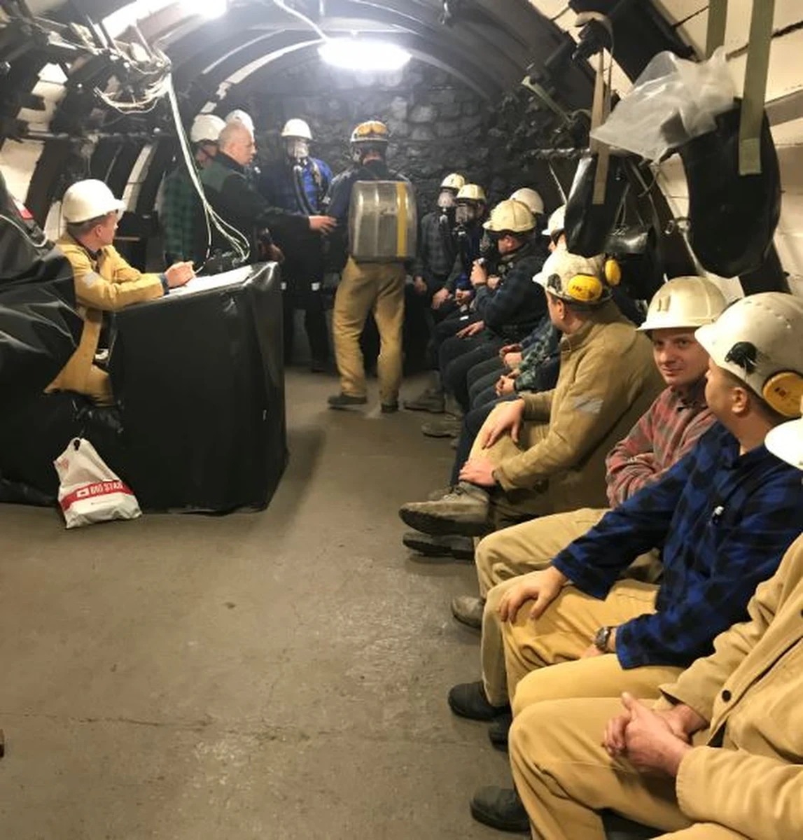 Dziś Barbórka, czyli Dzień Górnika. Z tej okazji byliśmy w Bytomiu, w tamtejszej Okręgowej Stacji Ratownictwa Górniczego, gdzie znajduje się miejsce do ćwiczeń dla górniczych ratowników. W specjalnych komorach, zostały tam stworzone warunki, które mają być jak najbardziej zbliżone do tych, z jakimi ratownicy mogą zetknąć się w czasie podziemnych akcji.