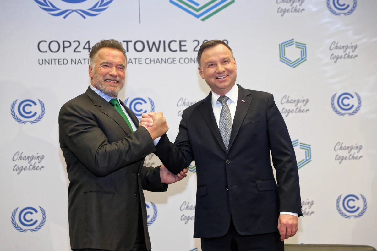 Andrzej Duda w ramach szczytu klimatycznego COP24 w Katowicach spotkał się z Arnoldem Schwarzeneggerem. Prezydent Polski i słynny "Terminator" pozowali wspólnie do zdjęć. 

