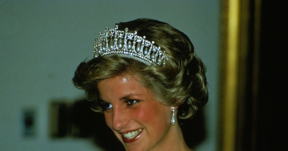 Suknia, którą księżna Diana miała na sobie w 1986 roku podczas wizyty w Bahrajnie, może zostać sprzedana na aukcji za nawet 100 tys. funtów. Właścicielką kreacji jest pewna Brytyjka. 20 lat temu suknię kupiła w... second-handzie. 