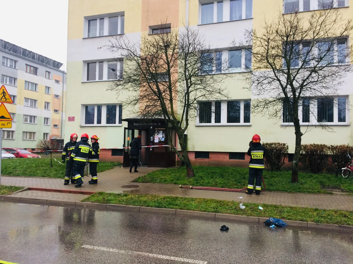 Groźny pożar budynku przy ul. Motylowej w Łodzi. Poszkodowane są cztery osoby. W płomieniach stanęło mieszkanie na czwartym piętrze w bloku - informuje dziennikarka RMF FM Agnieszka Wyderka.