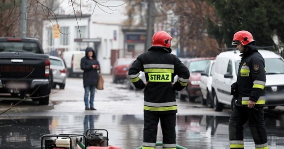 Zalana ulica na warszawskim Targówku. Ulica Krakusa znalazła się dziś pod kilkudziesięciocentymetrową warstwą wody. 