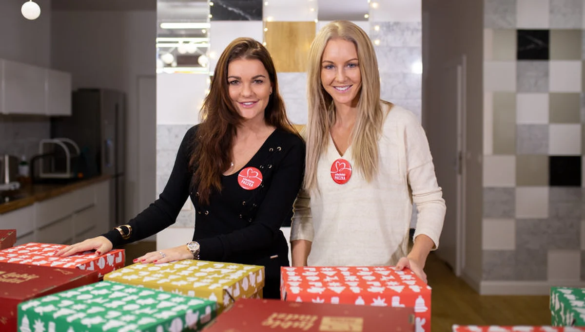 "Na przełomie listopada i grudnia zawsze rezerwujemy czas dla Paczki. Nie ma nawet takiej możliwości, żebyśmy nie wybrały rodziny. Ustawiamy pod to nasze kalendarze" - powiedziały krakowskie tenisistki. Agnieszka Radwańska, która przed kilkoma dniami ogłosiła zakończenie swojej wspaniałej, długoletniej kariery sportowej, wspólnie z siostrą , Urszulą, przygotowały pomoc dla dwóch z potrzebujących rodzin, których historie znajdują się w bazie na stronie www.szlachetnapaczka.pl.