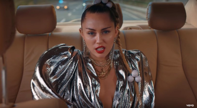 Ponad 11 milionów wyświetleń w pięć dni zaliczył teledysk Miley Cyrus i Marka Ronsona "Nothing Breaks Like a Heart". Internauci natychmiast wychwycili kilkanaście szczegółów ukrytych w klipie. 