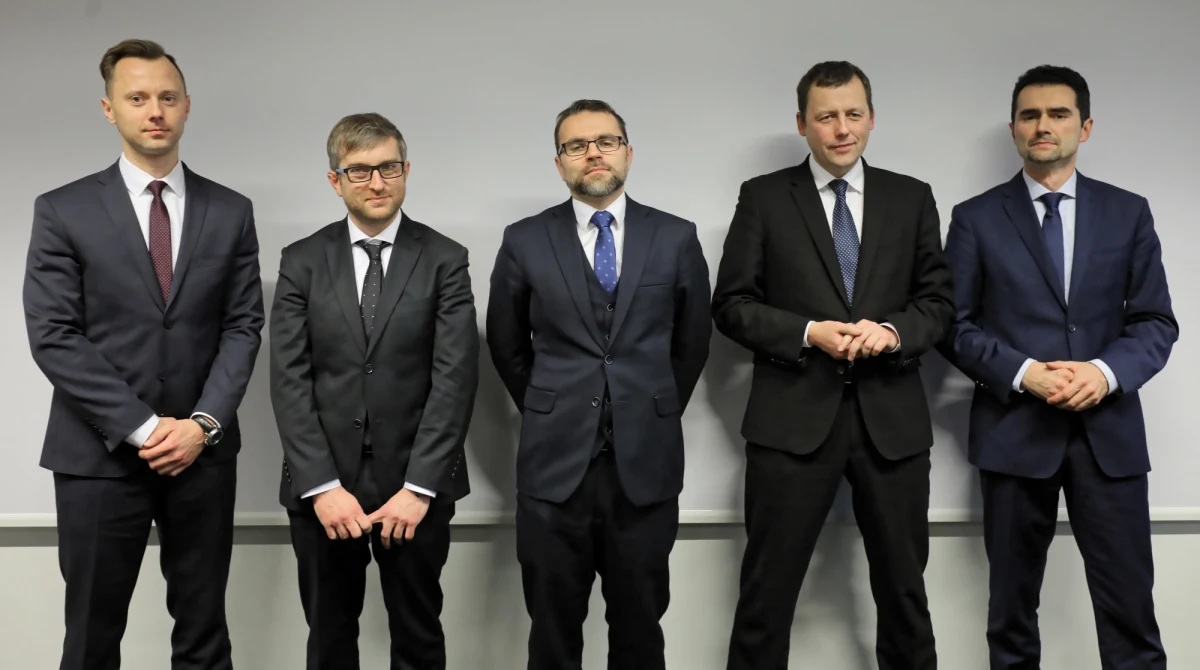 Dariusz Sawicki, Piotr Malepszak i Michał Wrona - to członkowie zarządu spółki celowej ds. Centralnego Portu Komunikacyjnego. Przedstawił ich dziś na konferencji prasowej rządowy pełnomocnik ds. CPK, Mikołaj Wild. Jak wyjaśnił, będą oni kierować realizacją komponentu lotniczego, infrastrukturą kolejowo–drogową oraz finansami. "Udało się nam zgromadzić najlepszych ekspertów na polskim rynku" - podkreślił Wild. 