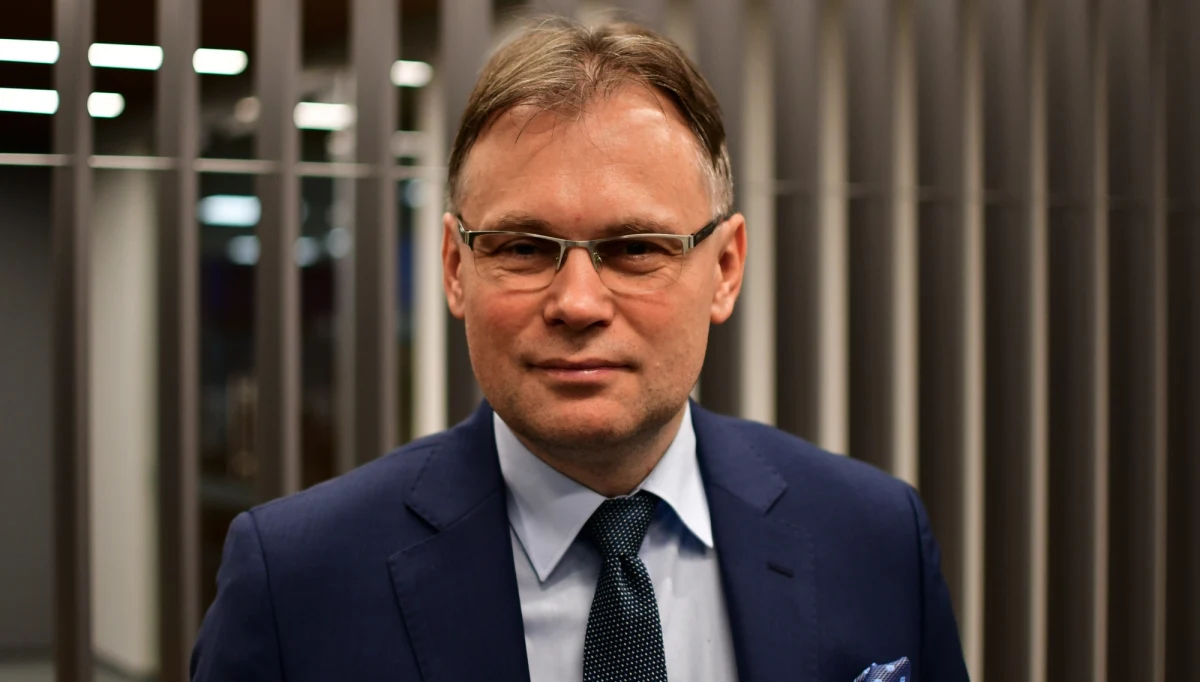 „Raport o stratach wojennych będzie gotowy w przyszłym roku, ma być przygotowany na początek roku” – mówił w Popołudniowej rozmowie w RMF FM poseł PiS Arkadiusz Mularczyk, pytany o sprawę ewentualnych reparacji od Niemiec. „Ten raport ma być solidny, rzetelny, ma być przetłumaczony na język angielski i niemiecki. Nie mogą się tu znaleźć błędy i nieścisłości. Unikam deklaracji co do konkretnego terminu” – dodał. „Raport jest potrzeby, bo on pokaże skalę zniszczenia materialnego i osobowego. On pokaże jak Polska mogłaby wyglądać, gdyby nie było II wojny światowej. On pokaże, że zostaliśmy zepchnięci na zupełnie inną trajektorię rozwoju gospodarczego i demograficznego. Pokaże również, że Niemcy nigdy nie zapłacili Polsce żadnych odszkodowań” – mówił gość Marcina Zaborskiego.