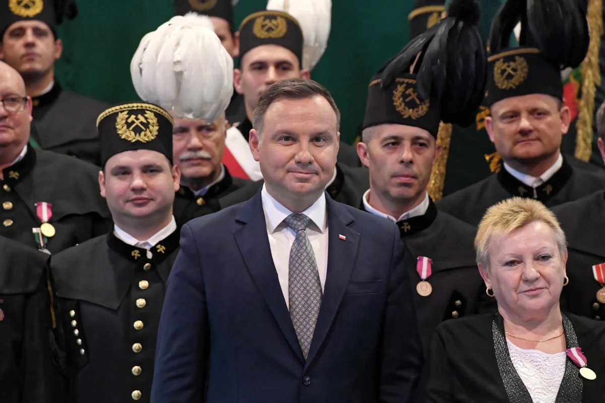 Węgiel to największy skarb Polski - ogłosił prezydent Andrzej Duda w małopolskich Brzeszczach, gdzie razem z górnikami z Tauronu Wydobycie świętował Barbórkę. "Proszę się nie martwić: dopóki ja pełnię w Polsce urząd prezydenta, nie pozwolę na to, aby ktokolwiek zamordował polskie górnictwo" - zadeklarował. Odnosząc się zaś do trwającego w Katowicach szczytu klimatycznego COP24, stwierdził, że "jesteśmy tam także po to, żeby mówić prawdę w sposób wolny od poprawności politycznej, dyktowanej bardzo często przez obce - nie nasze, nie polskie - interesy".