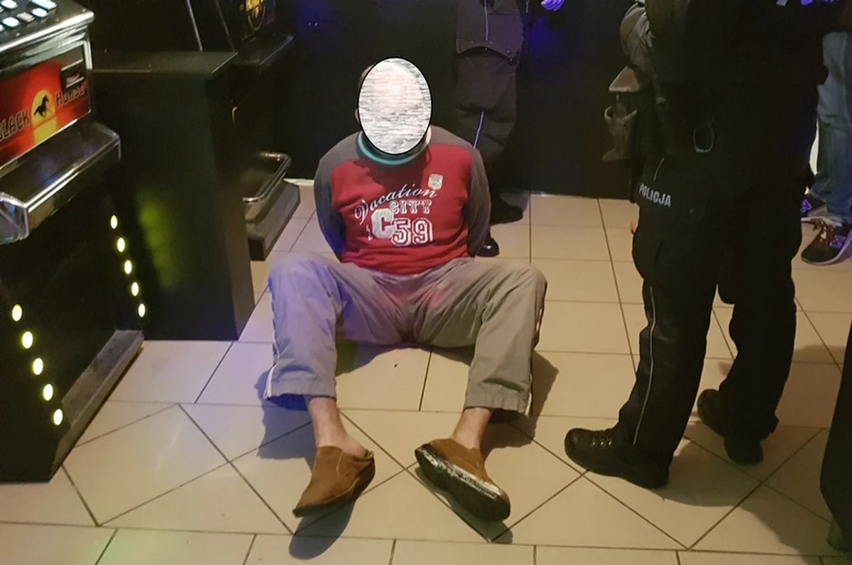 Gdy funkcjonariusz Urzędu Celno-Skarbowego w Elblągu wszedł do lokalu z automatami hazardowymi, "opiekun salonu” wyciągnął broń. Mężczyznę udało się obezwładnić.