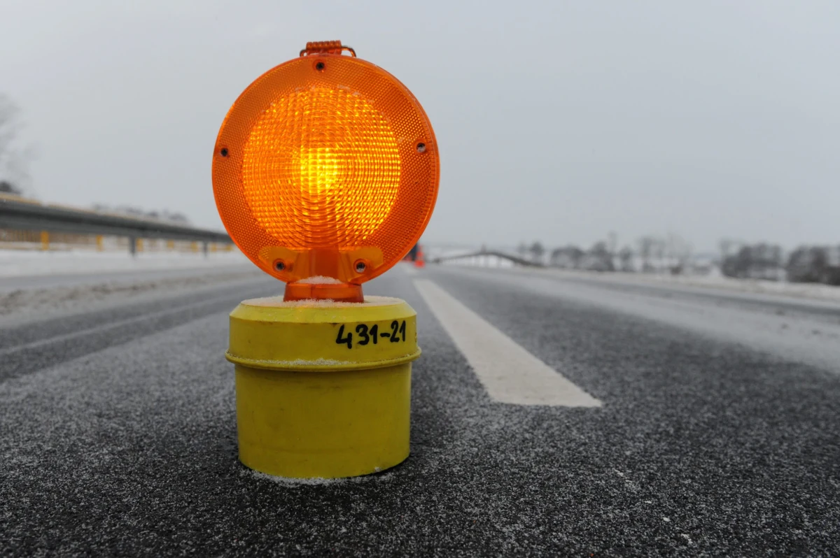 Szklanka na polskich drogach. Instytut Meteorologii i Gospodarki Wodnej ostrzega przed oblodzeniem na Pomorzu, a także na południu województw śląskiego, małopolskiego i podkarpackiego.