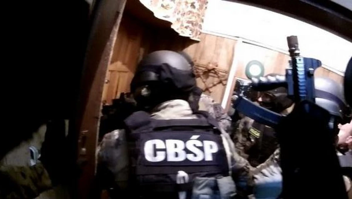 Prawie 300 policjantów z CBŚP i KWP w Poznaniu brało udział w rozbiciu zorganizowanej grupy przestępczej, której członkowie są podejrzani o wyłudzenie pożyczek ze środków Unii Europejskiej. Chodzi o 68 mln zł. Podczas akcji, przeprowadzonej jednocześnie w kilku miastach zatrzymano 22 osoby. Przeszukano ponad 120 siedzib firm i mieszkań podejrzanych.