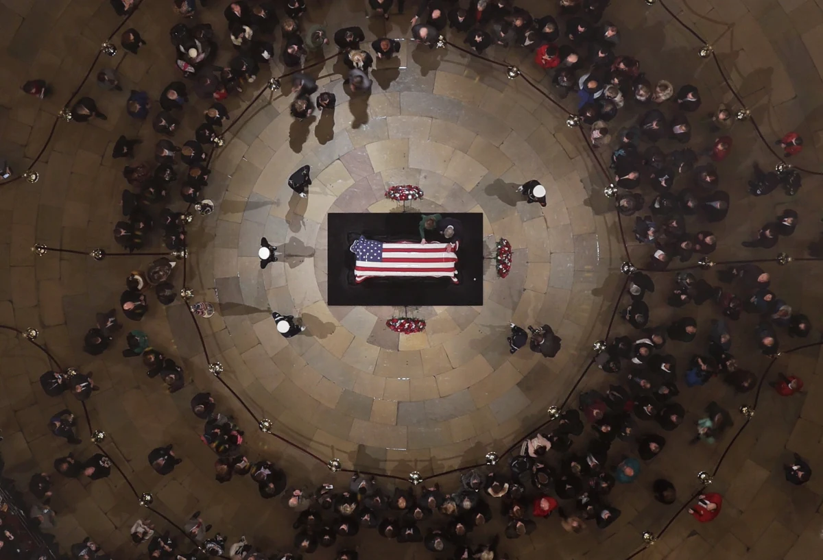 Prezydent Andrzej Duda wraz z byłym prezydentem Lechem Wałęsą przybyli do Waszyngtonu. Politycy wezmą udział w uroczystości pogrzebowej byłego prezydenta Stanów Zjednoczonych George’a Busha Seniora. 5 grudnia jest w Stanach Zjednoczonych dniem żałoby narodowej.