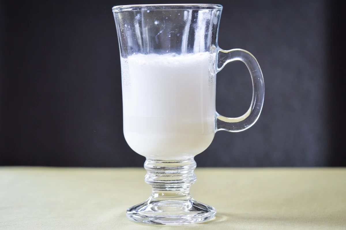 Za rok podatek od mleka roślinnego wzrośnie z 5 do 23 proc. Odczują to w swoich portfelach osoby uczulone na mleko zwierzęce i z nietolerancją laktozy - donosi "Rzeczpospolita". Również wielu wegan w swojej diecie unika produktów odzwierzęcych. 