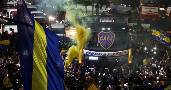 Pierwszy podejrzany o atak na autobus wiozący piłkarzy Boca Juniors na rewanżowy mecz finału Copa Libertadores został zatrzymany - poinformowały argentyńskie media. W identyfikacji 31-letniego mężczyzny pomogły nagrania z kamer systemu bezpieczeństwa miasta Buenos Aires. Rozpoznano go, mimo że obciął włosy i zgolił wąsy.