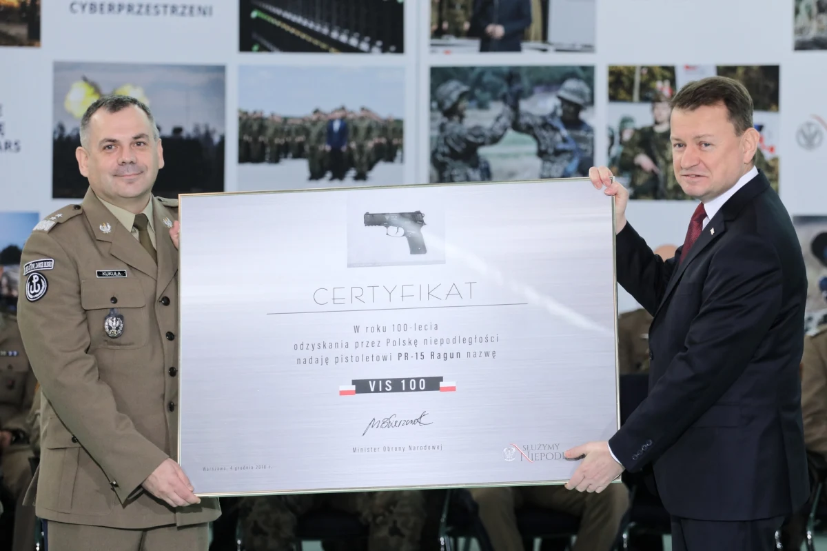 W przyszłym roku pracownicy cywilni wojska otrzymają podwyżki wynagrodzeń o ponad 300 zł - poinformował szef MON Mariusz Błaszczak. Podsumowując działania ministerstwa i Sił Zbrojnych dodał, że wzrośnie także średnie uposażenie żołnierzy zawodowych o ponad 500 złotych.