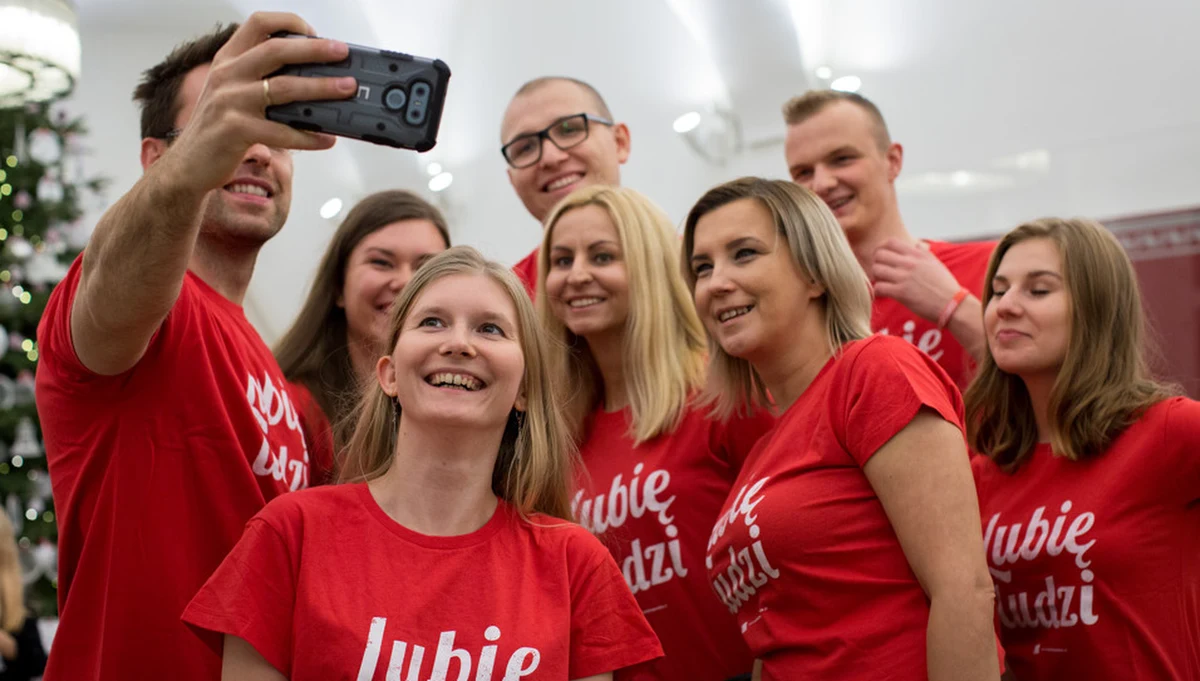 "Odkryłem niesamowity fenomen. Nazywa się Szlachetna Paczka" - mówi światowej sławy psycholog Philip Zimbardo. Prof. Uniwersytetu Stanforda od kilku lat bada zjawisko bohaterstwa dnia codziennego. Teraz, wspólnie z prof. Agnieszką Wilczyńską i prof. Rafałem Ohme, założycielem firmy badawczej NEUROHM, zajmie się postawami i motywacją wolontariuszy Szlachetnej Paczki. 5 grudnia na całym świecie obchodzony jest Międzynarodowy Dzień Wolontariusza.