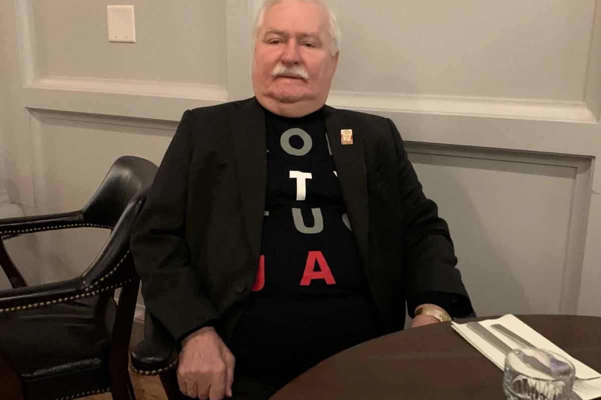 Podczas lotu z byłym prezydentem Lechem Wałęsą „rozmawialiśmy zdawkowo” - przyznał prezydent Andrzej Duda w Waszyngtonie. „Każdy miał swoje zajęcia, a zdecydowana większość lotu została przez wszystkich przespana” - dodał. Lech Wałęsa powiedział z kolei: „Założyłem, że nasze rozmowy do niczego nie doprowadzą, postanowiłem, by moja koszulka mówiła”. Były prezydent był też pytany o ewentualne pojednanie z Andrzejem Dudą.