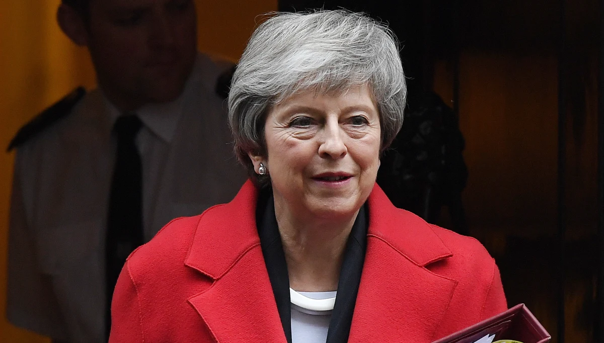 Przebieg dyskusji wokół planowanego wyjścia Wielkiej Brytanii z Unii Europejskiej był "upokarzający" dla premier Theresy May, oceniły brytyjskie media. Po raz pierwszy od 40 lat rząd przegrał trzy głosowania w ciągu jednego dnia.