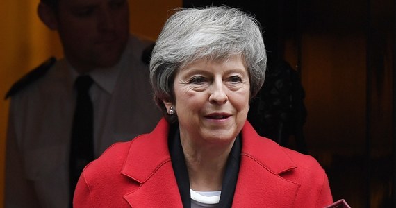 Przebieg dyskusji wokół planowanego wyjścia Wielkiej Brytanii z Unii Europejskiej był "upokarzający" dla premier Theresy May, oceniły brytyjskie media. Po raz pierwszy od 40 lat rząd przegrał trzy głosowania w ciągu jednego dnia.