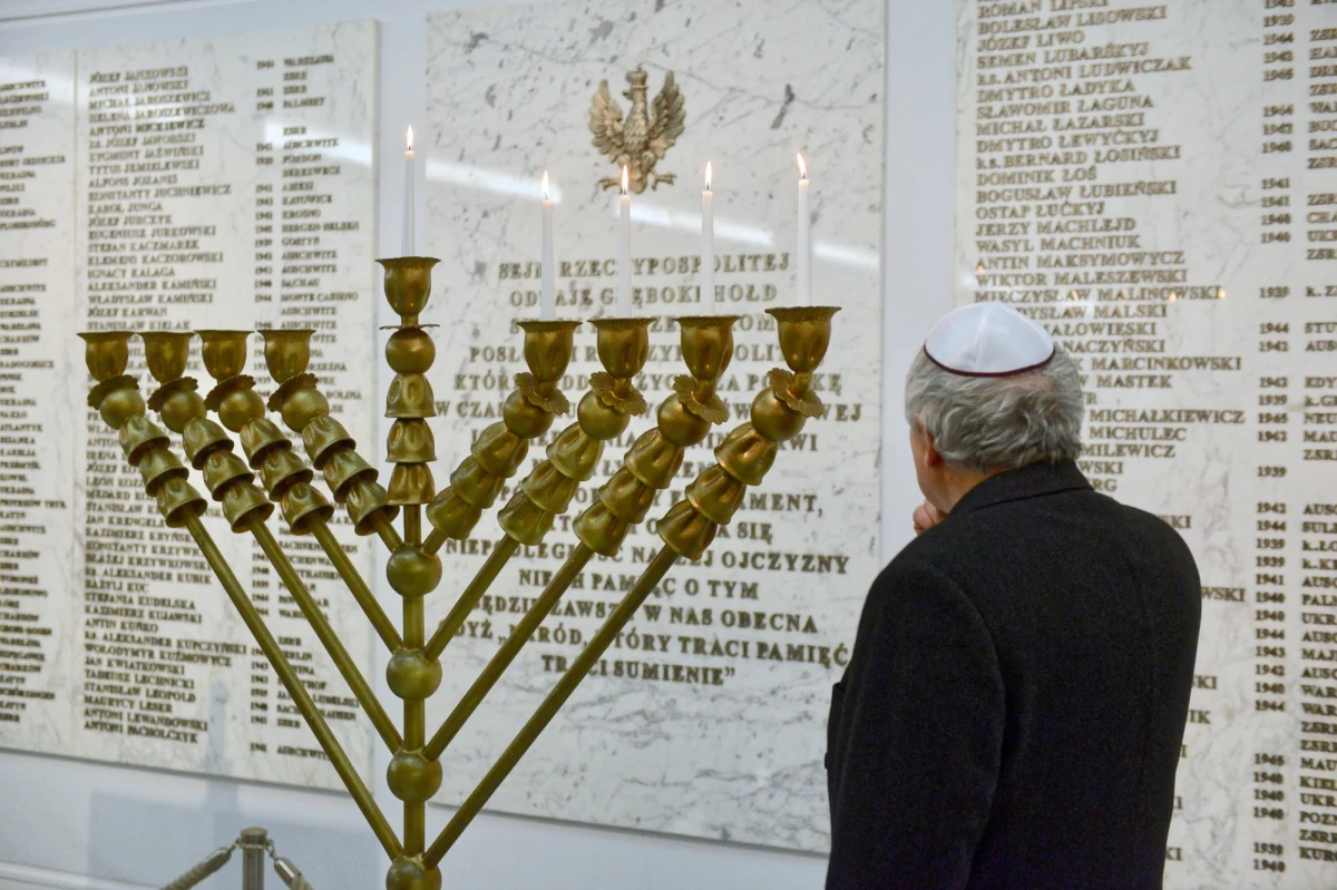 Wicemarszałek Sejmu Beata Mazurek oraz przedstawiciele społeczności żydowskiej w Polsce zapalili w holu głównym Sejmu lampę chanukową z okazji żydowskiego Święta Świateł. Mazurek podkreśliła, że święto Chanuki jest ściśle związane z historią narodu żydowskiego. "Głosi prawdę, że nikt nikogo nie powinien zmuszać do porzucenia swych obyczajów, tradycji i wiary. Rozgłasza wieść o cudzie i pozwala wierzyć, że rzeczy z pozoru niemożliwe mogą się zdarzyć” – mówiła. 