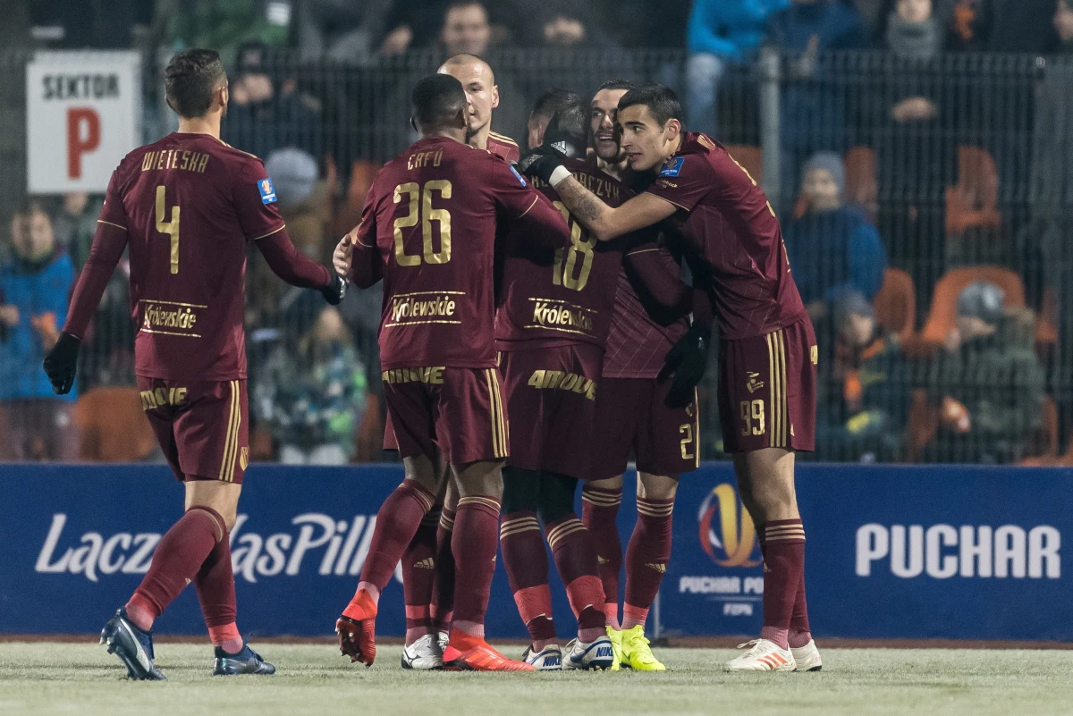 Broniąca tytułu Legia Warszawa i prowadząca w ekstraklasie Lechia Gdańsk awansowały do ćwierćfinału Pucharu Polski po wyjazdowych zwycięstwach nad pierwszoligowcami. Warszawski zespół wygrał z Chrobrym Głogów 3:0, a piłkarze z Gdańska pokonali Bruk-Bet Termalicę Nieciecza 3:1.