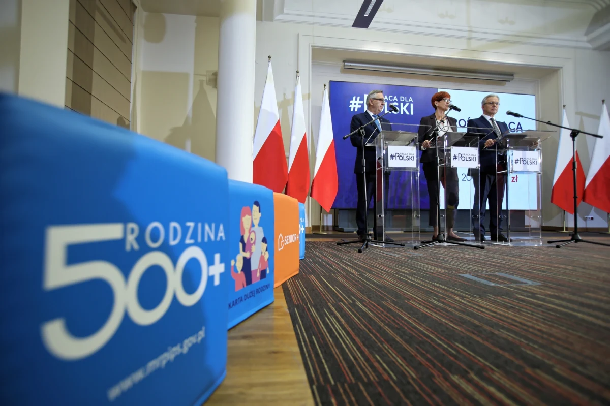 ​Istotnie zmniejszyliśmy ubóstwo wśród Polaków, szczególnie ubóstwo dzieci i rodzin wielodzietnych - powiedziała Elżbieta Rafalska, minister rodziny i polityki społecznej, podsumowując trzy lata działalności swojego resortu.