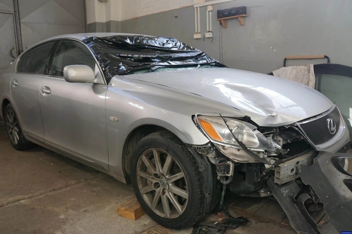 Policjanci odnaleźli srebrnego lexusa, którego kierowca w miniony piątek na krajowej "szesnastce" w warmińsko-mazurskiem śmiertelnie potrącił 67-latka. Policjanci zatrzymali też 31-letniego pasażera samochodu. Kierowca wciąż jest poszukiwany.