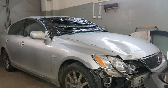 Policjanci odnaleźli srebrnego lexusa, którego kierowca w miniony piątek na krajowej "szesnastce" w warmińsko-mazurskiem śmiertelnie potrącił 67-latka. Policjanci zatrzymali też 31-letniego pasażera samochodu. Kierowca wciąż jest poszukiwany.