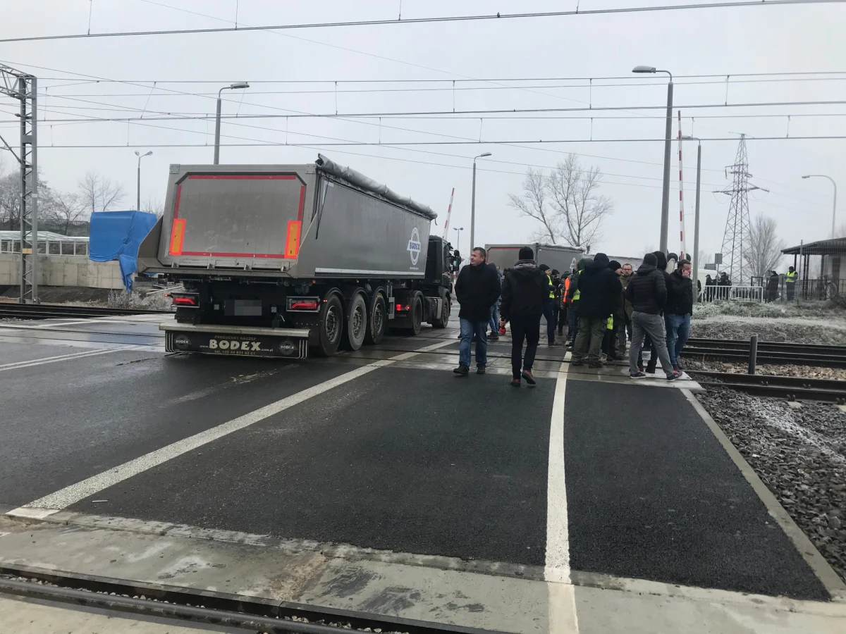 Około stu osób - podwykonawców włoskiej firmy Astaldi - blokowało tory Centralnej Magistrali Kolejowej na wysokości Pruszkowa. To trasa, którą w ciągu doby przejeżdża około stu pociągów. Podwykonawcy żądają wypłat za wykonane prace. Kolej w reakcji na blokadę zaprasza protestujących na rozmowy, ale był warunek: zejście z przejazdu i odblokowanie Centralnej Magistrali Kolejowej. Rozmowy przedstawicieli PKP PLK z podwykonawcami włoskiej spółki Astaldi mają się rozpocząć wkrótce. Na miejsce przyjechali przedstawiciele PKP.