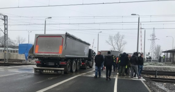 Około stu osób - podwykonawców włoskiej firmy Astaldi - blokowało tory Centralnej Magistrali Kolejowej na wysokości Pruszkowa. To trasa, którą w ciągu doby przejeżdża około stu pociągów. Podwykonawcy żądają wypłat za wykonane prace. Kolej w reakcji na blokadę zaprasza protestujących na rozmowy, ale był warunek: zejście z przejazdu i odblokowanie Centralnej Magistrali Kolejowej. Rozmowy przedstawicieli PKP PLK z podwykonawcami włoskiej spółki Astaldi mają się rozpocząć wkrótce. Na miejsce przyjechali przedstawiciele PKP.