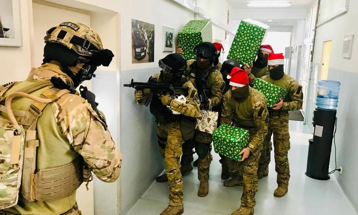 ​Antyterroryści ze stołecznej policji włączają się do akcji Szlachetna Paczka! W swoim stylu, w pełnym umundurowaniu i z bronią w ręku szykują prezenty, które trafią do starszej kobiety z województwa łódzkiego i jej wnuka, którego od 12 lat wychowuje sama. W internecie zamieścili nagranie z przygotowań do "akcji".