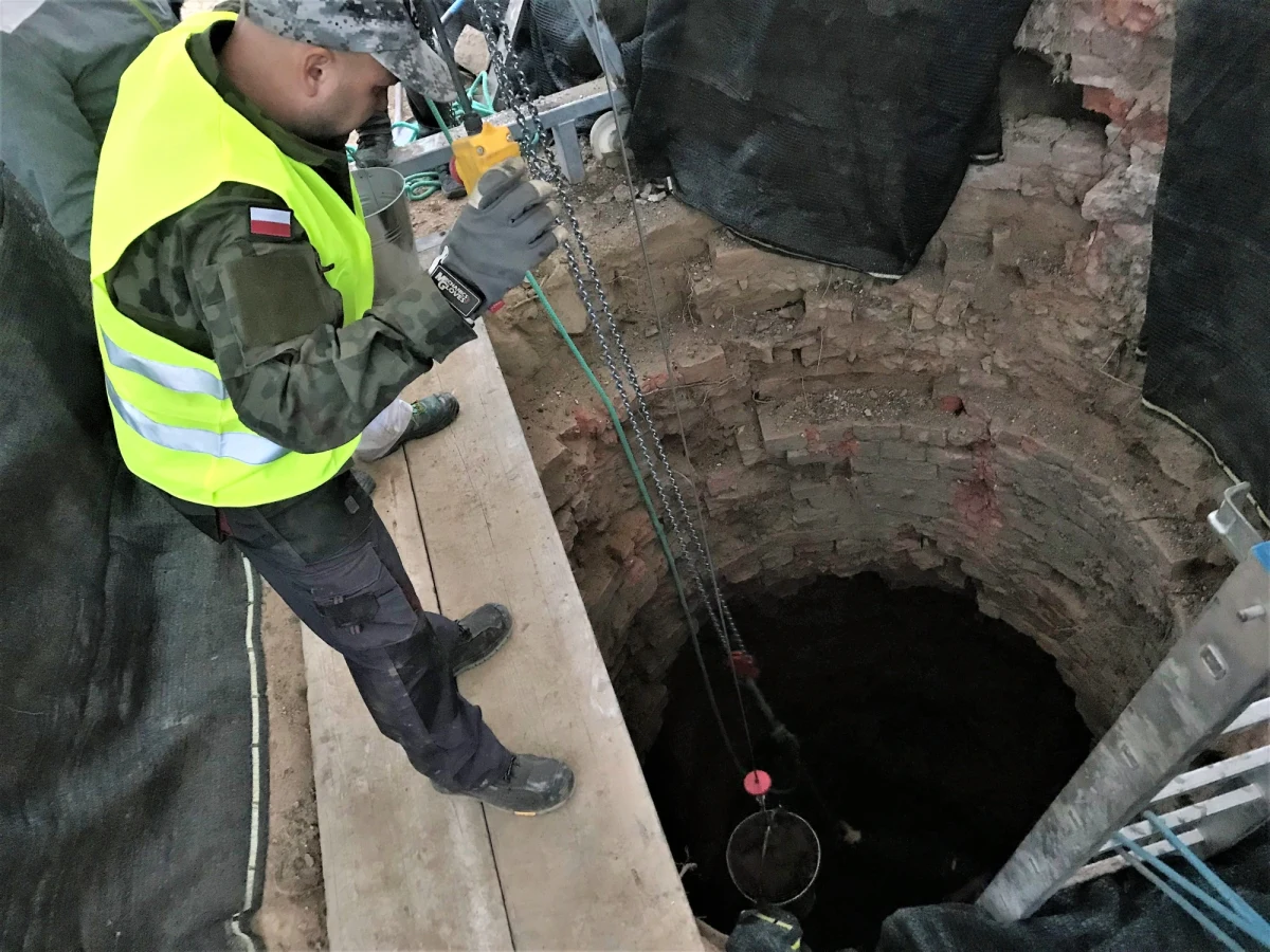 Dwie ponad czterometrowe rury, co ciekawe zbudowane z drewna, znalazł w czasie eksploracji starej studni w okolicach Zamku Książ Piotr Koper, który od kilku lat próbuje wyjaśnić tajemnicę "Złotego pociągu". Miejsce poszukiwań nie jest przypadkowe. Zdaniem pasjonata historii, kilka metrów od studni może przebiegać tunel, łączący słynny 65. lub 61. kilometr trasy kolejowej z Wrocławia do Jeleniej Góry z wałbrzyskim zamkiem.