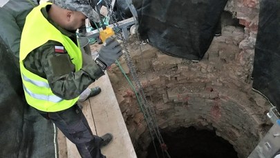 Drewniane rury w starej studni. Odkrycie w okolicach Zamku Książ