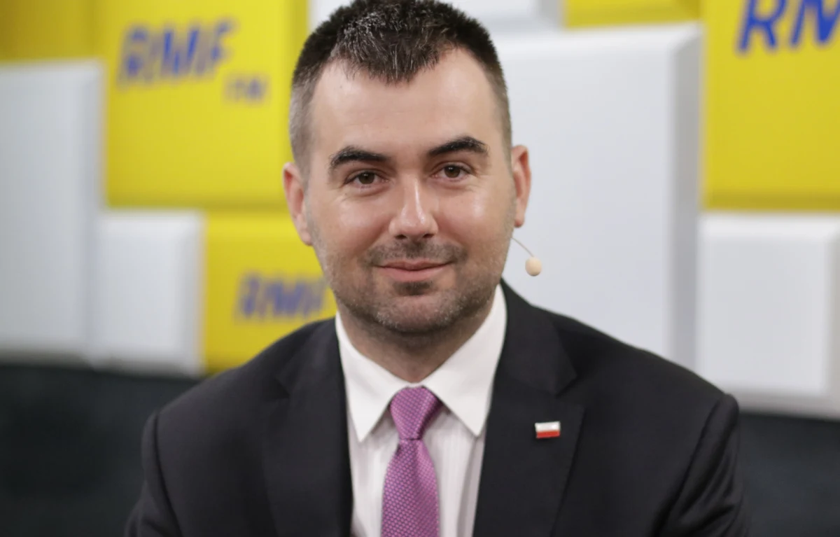 "Prezydent jeszcze ma 10 dni do podjęcia decyzji ws. ustawy o Sądzie Najwyższym" – mówił rzecznik prezydenta Dudy Błażej Spychalski. Gość Popołudniowej rozmowy w RMF FM podkreślał, że "to normalna procedura". "Ustaw, które czekają na podpis prezydenta, jest dużo"” – dodał – "Nie sądzę, aby ta decyzja była w ostatnim możliwym dniu, aczkolwiek każde rozwiązanie jest możliwe".