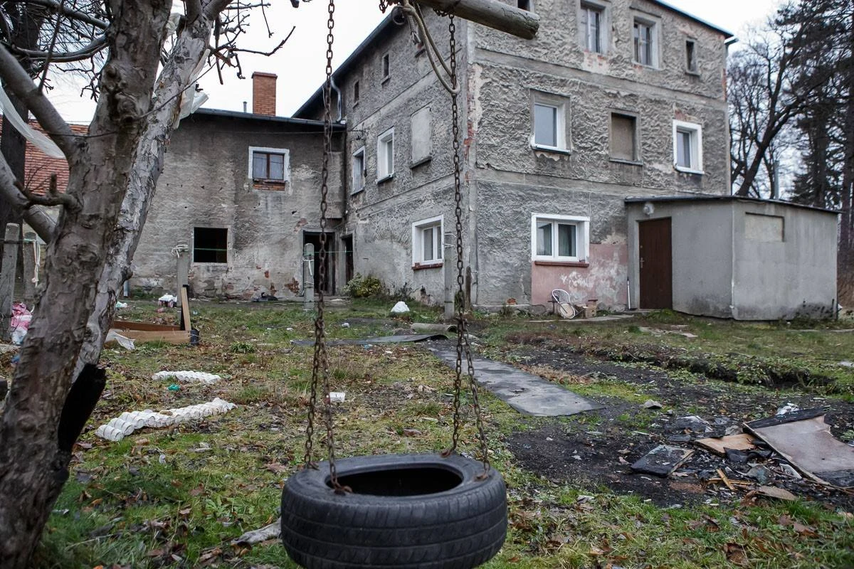 Krok od tragedii w Kamiennej Górze. Kamienica, w której wczoraj wieczorem zarwał się strop w łazience w jednym z mieszkań, była przeznaczona do rozbiórki. Decyzja o jej wyłączeniu z użytku wydana została już w sierpniu. Mieszkańcy czekali na nowe lokale. Niewykluczone, że sami nie chcieli się zbyt szybko wyprowadzić.