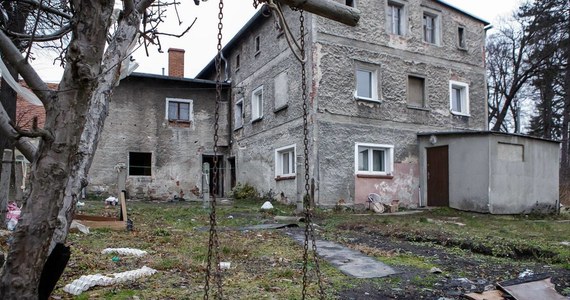 Krok od tragedii w Kamiennej Górze. Kamienica, w której wczoraj wieczorem zarwał się strop w łazience w jednym z mieszkań, była przeznaczona do rozbiórki. Decyzja o jej wyłączeniu z użytku wydana została już w sierpniu. Mieszkańcy czekali na nowe lokale. Niewykluczone, że sami nie chcieli się zbyt szybko wyprowadzić.